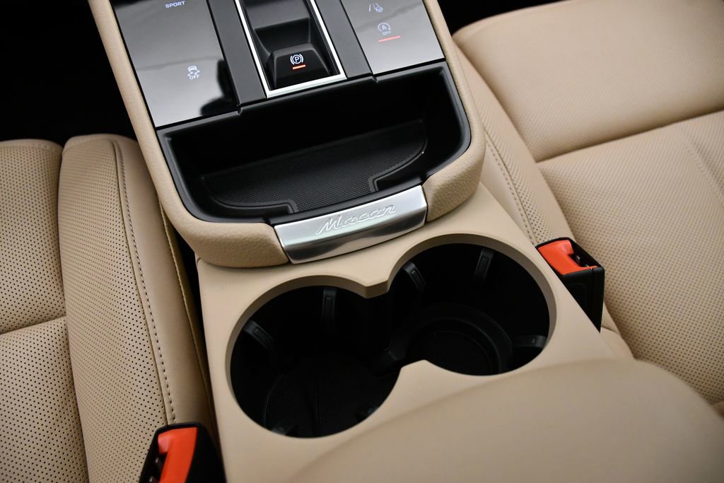 Certified 2025 Porsche Macan Turbo image 33