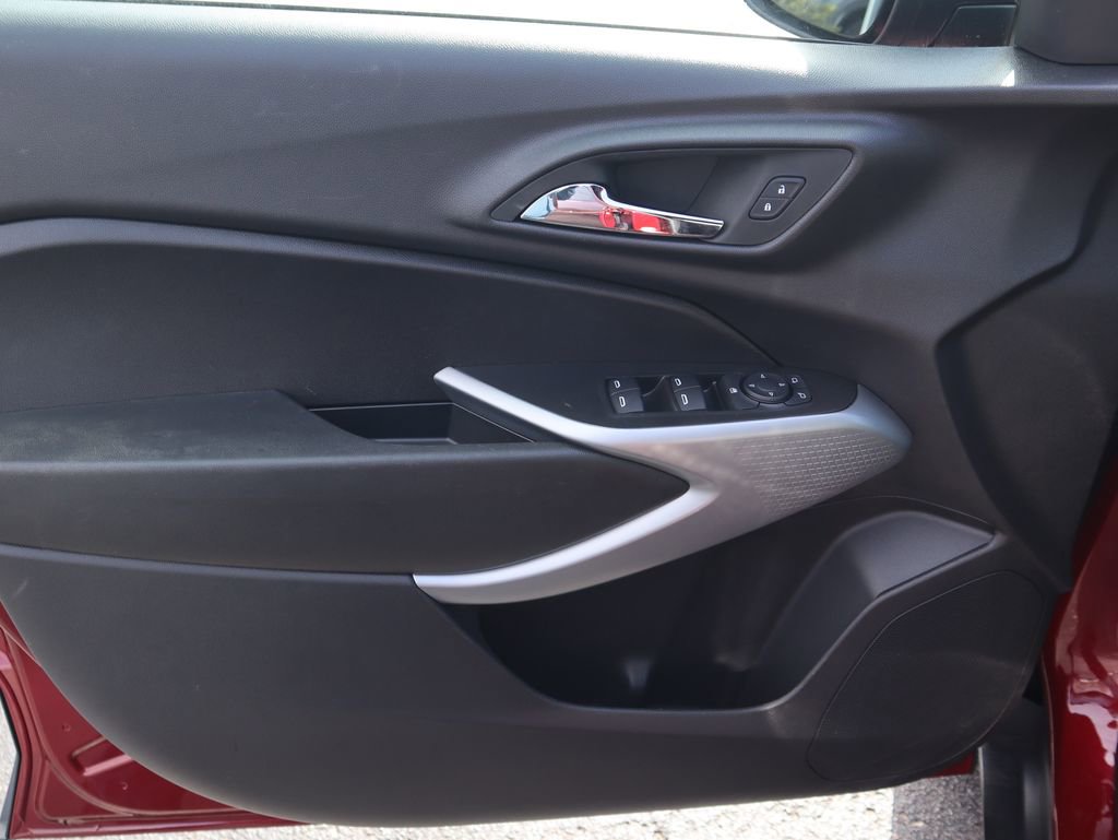 Used 2025 Chevrolet Trax RS w/ Sunroof Package image 17