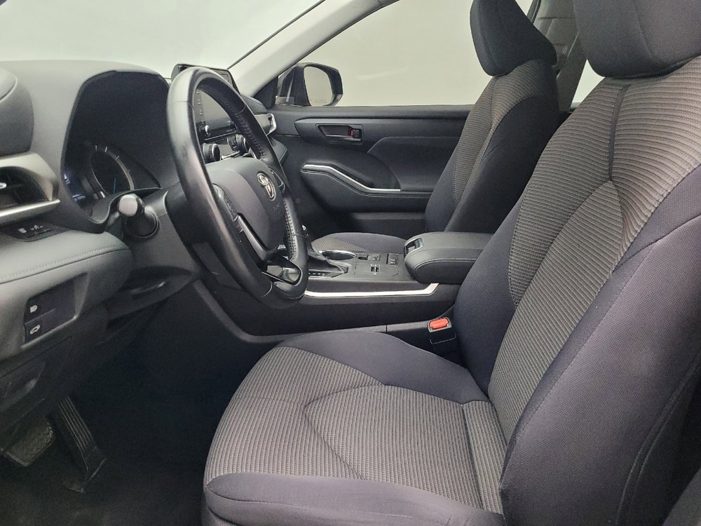 Used 2021 Toyota Highlander LE image 17