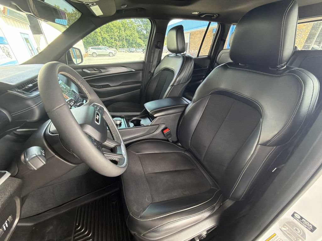 Used 2025 Jeep Grand Cherokee Altitude AWD/4WD image 20
