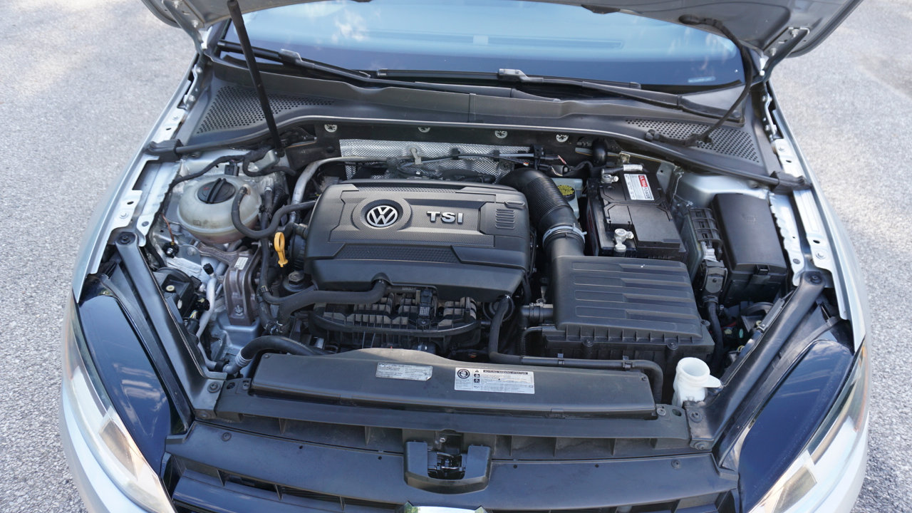 Used 2015 Volkswagen Golf S image 29