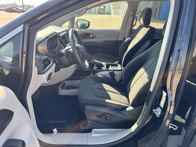 Used 2018 Chrysler Pacifica Touring Plus w/ Tire & Wheel Group FWD image 25