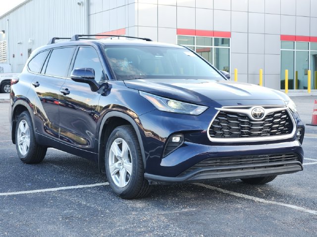 Used 2024 Toyota Highlander LE FWD image 2