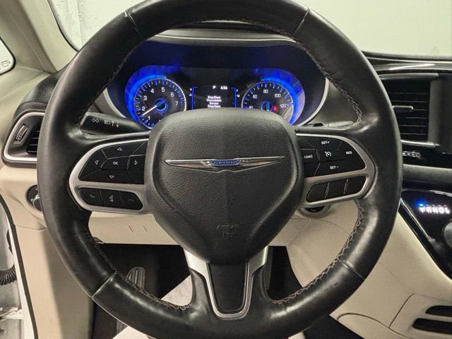 Used 2020 Chrysler Pacifica Touring-L FWD image 21