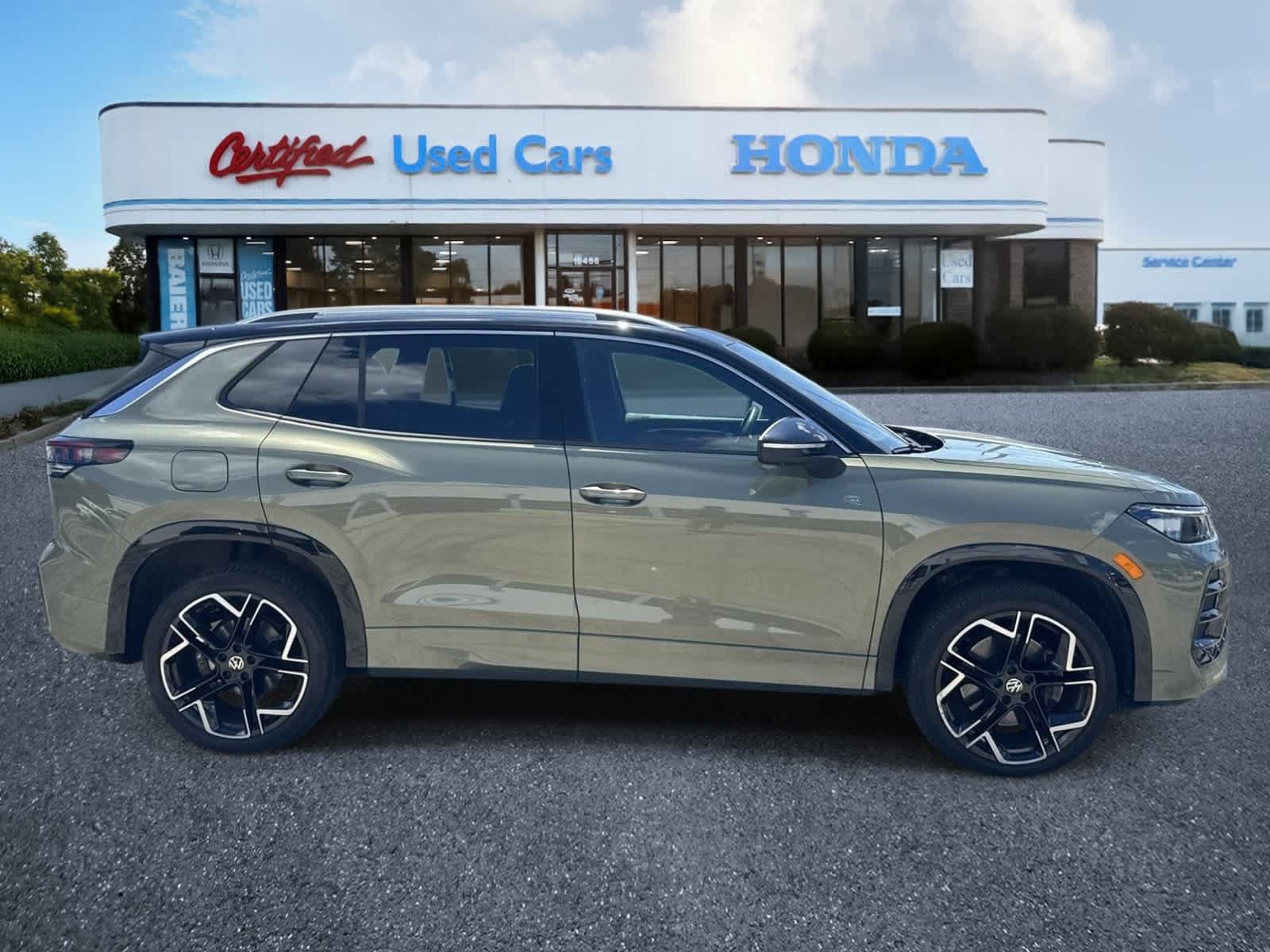 Used 2025 Volkswagen Tiguan SEL R-Line AWD/4WD image 6