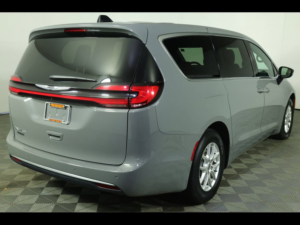 Used 2025 Chrysler Pacifica Select FWD image 14