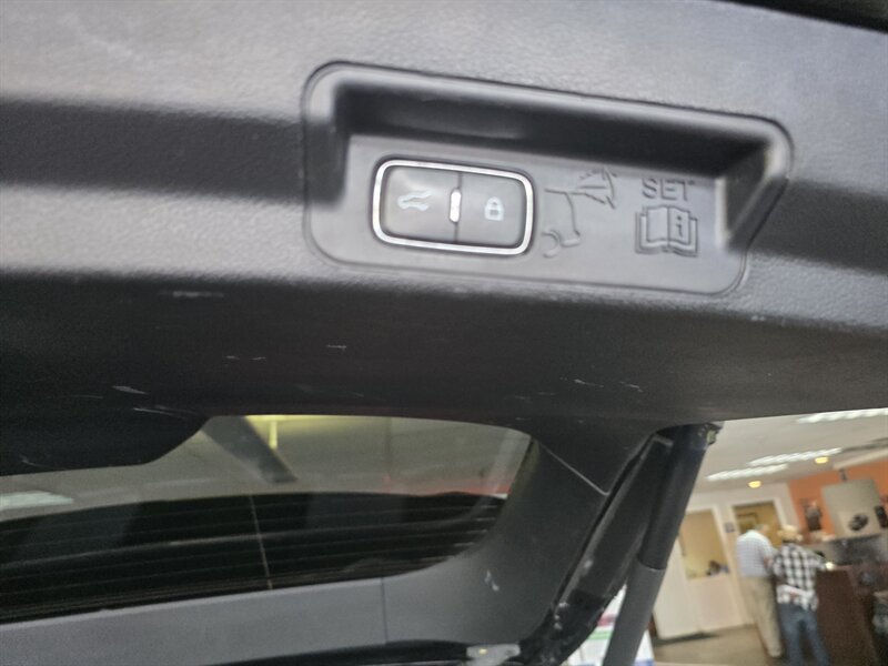Used 2020 Ford Explorer XLT w/ Equipment Group 202A AWD/4WD image 37
