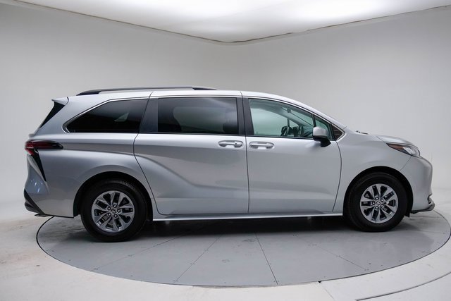 Used 2021 Toyota Sienna LE image 6