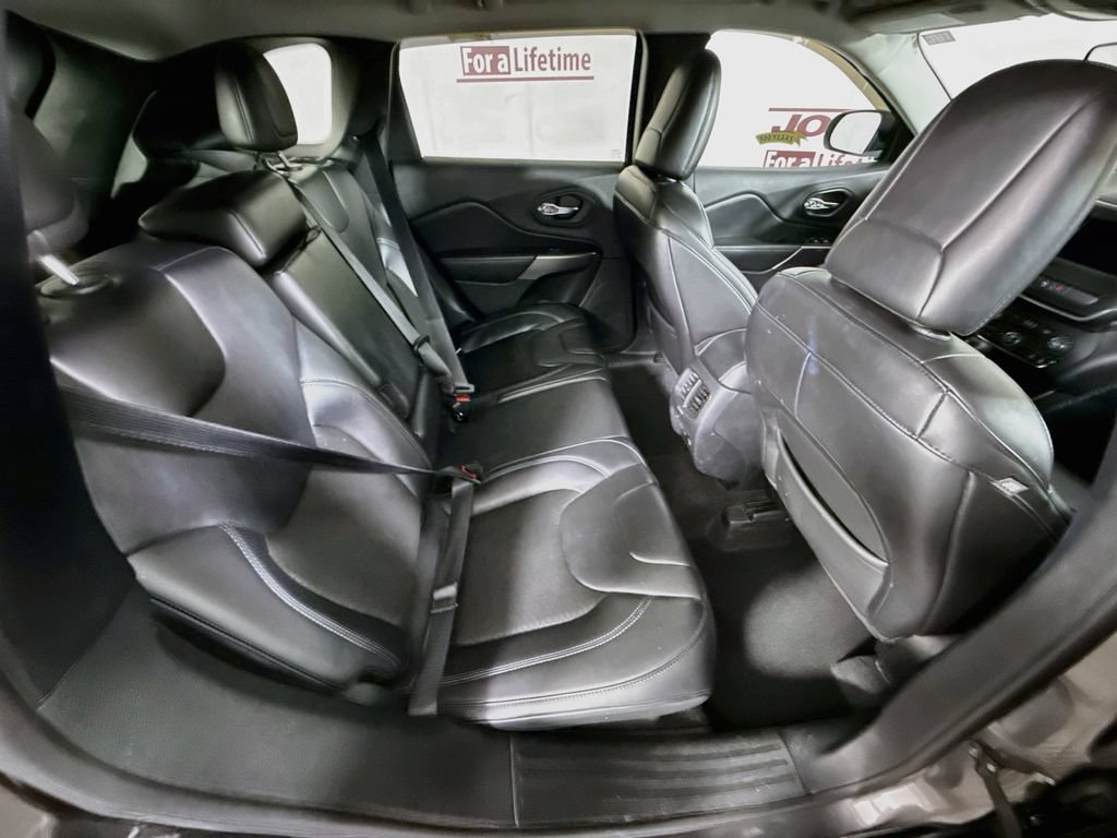 Used 2019 Jeep Cherokee Latitude Plus w/ Comfort/Convenience Group AWD/4WD image 29