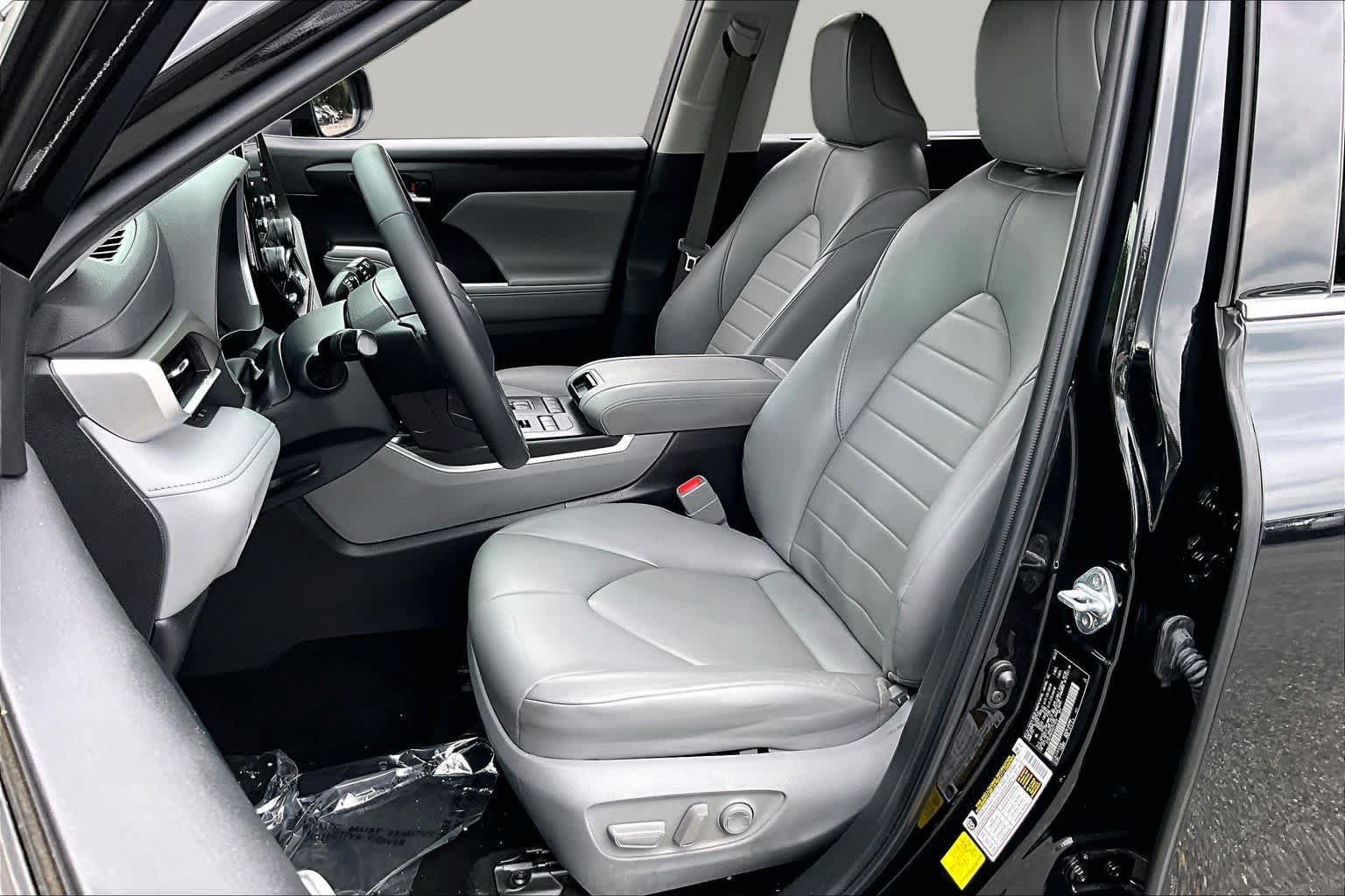 Used 2022 Toyota Highlander XLE AWD/4WD image 7