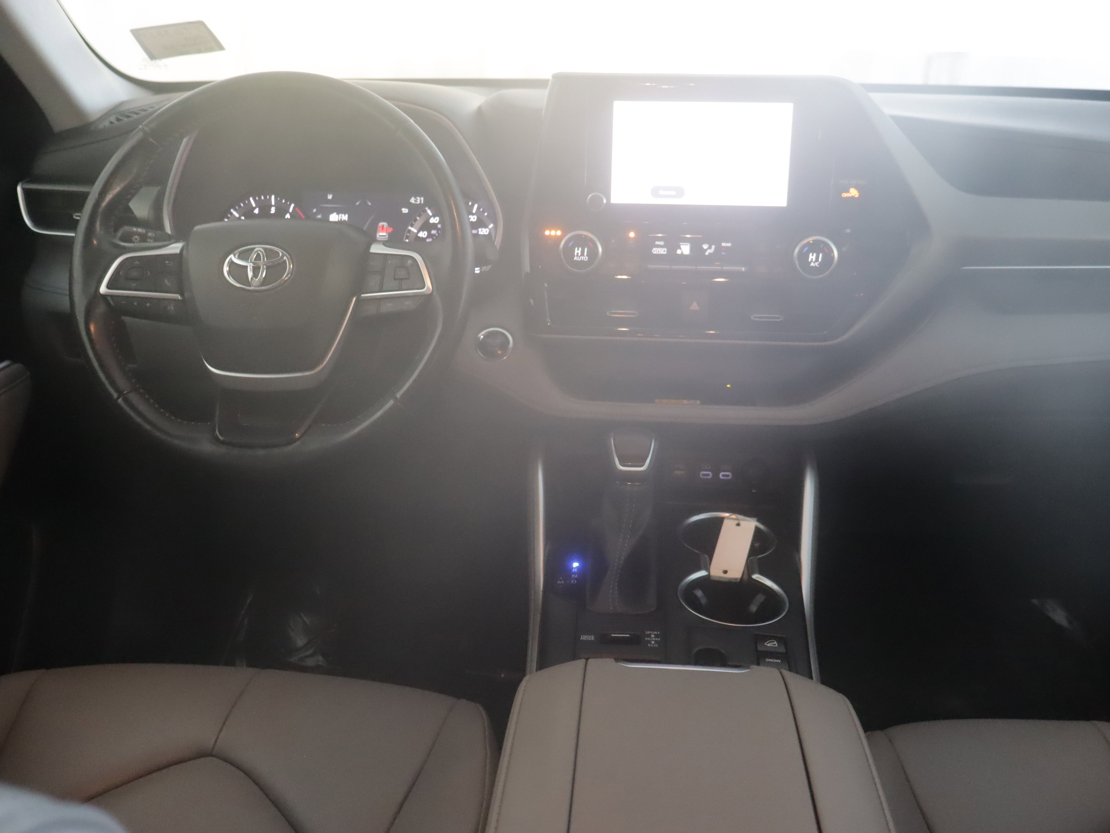 Used 2023 Toyota Highlander XLE image 14