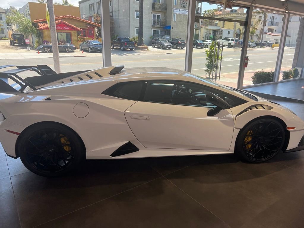 Used 2022 Lamborghini Huracan STO image 2