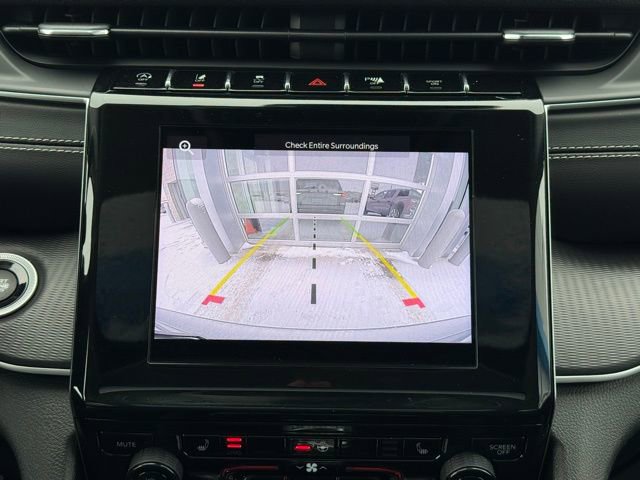 Used 2023 Jeep Grand Cherokee Laredo image 4