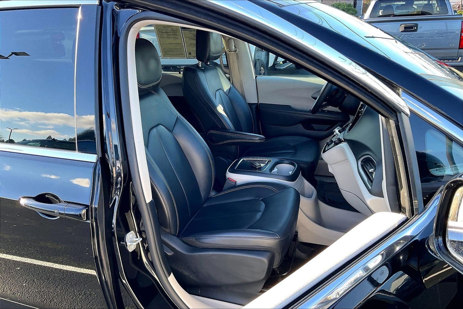 Used 2024 Chrysler Pacifica Touring-L image 7