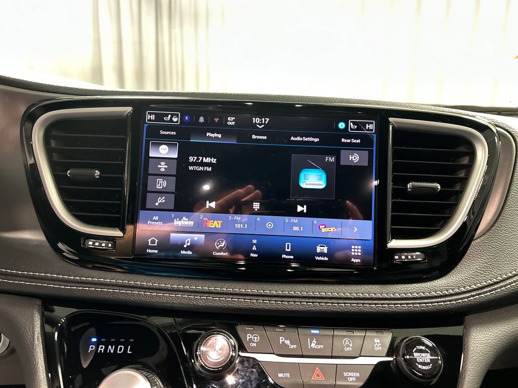 Used 2025 Chrysler Pacifica Select w/ Uconnect Theater Family Group image 17