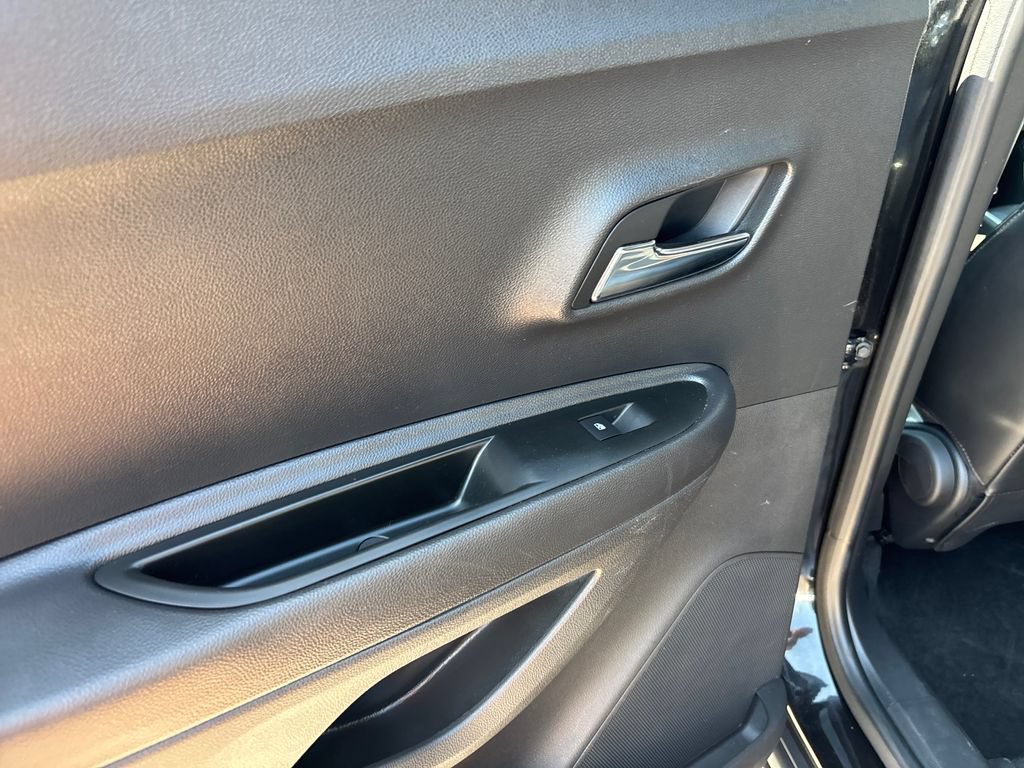 Used 2019 Chevrolet Trax LT w/ LT Convenience Package FWD image 22