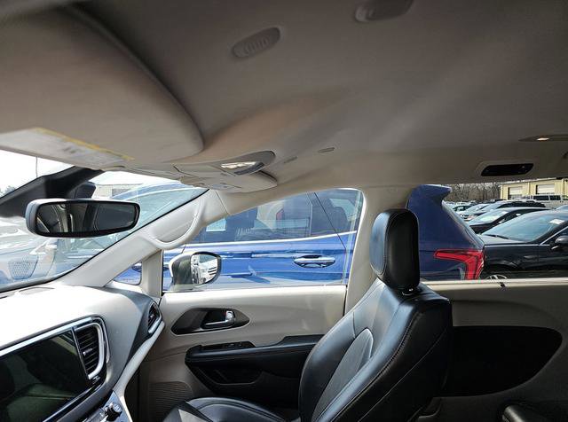 Used 2023 Chrysler Pacifica Touring-L image 12