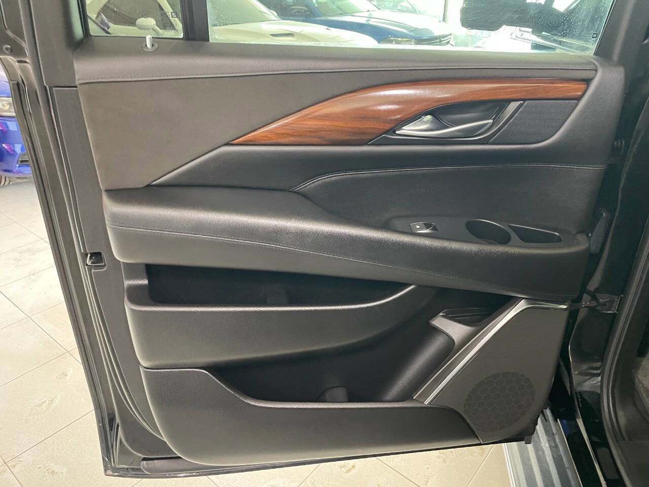 Used 2018 Cadillac Escalade ESV Luxury AWD/4WD image 17