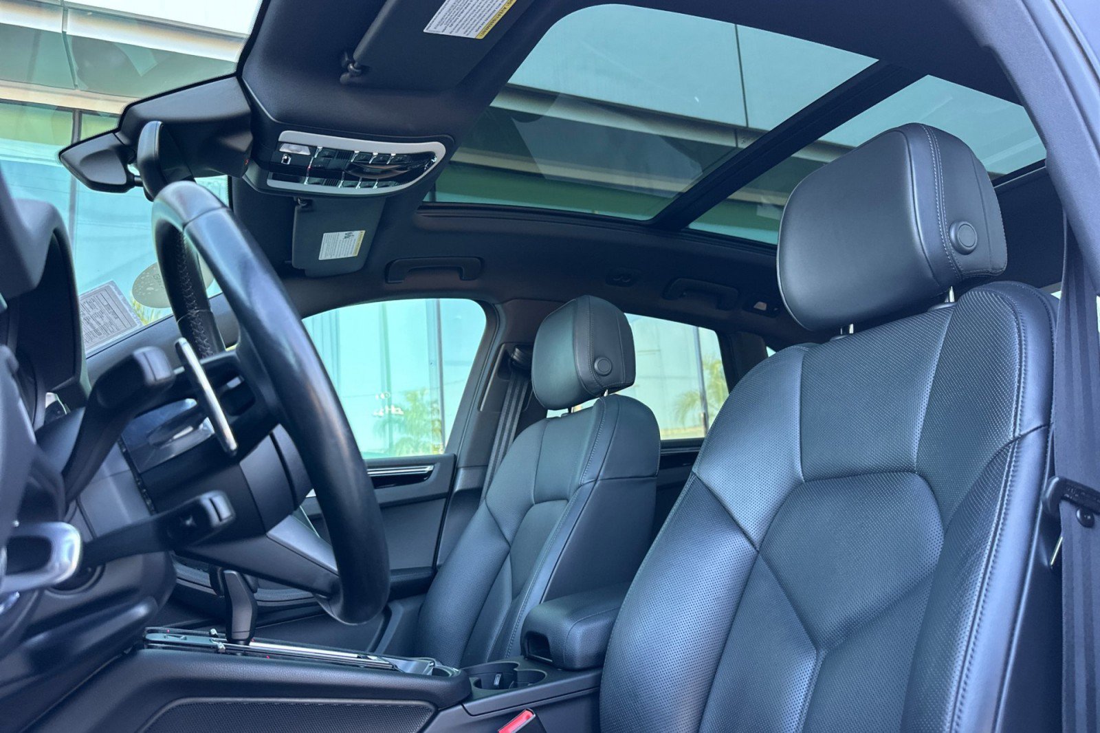 Certified 2023 Porsche Macan image 5