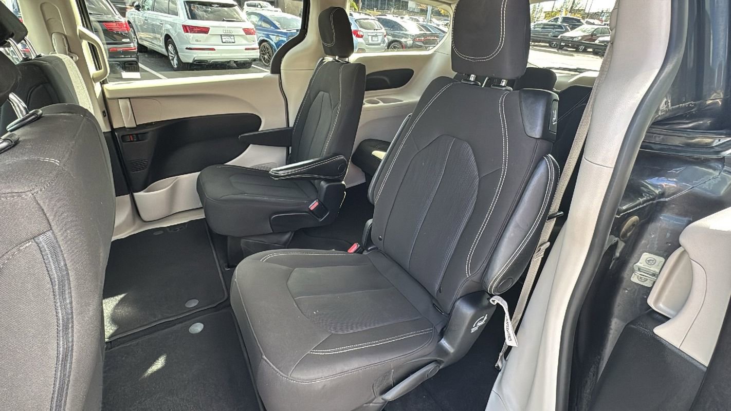Used 2023 Chrysler Voyager LX image 13