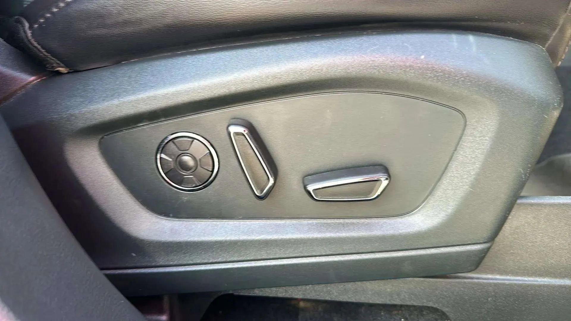 Used 2020 Ford Explorer Platinum w/ Premium Technology Package image 28