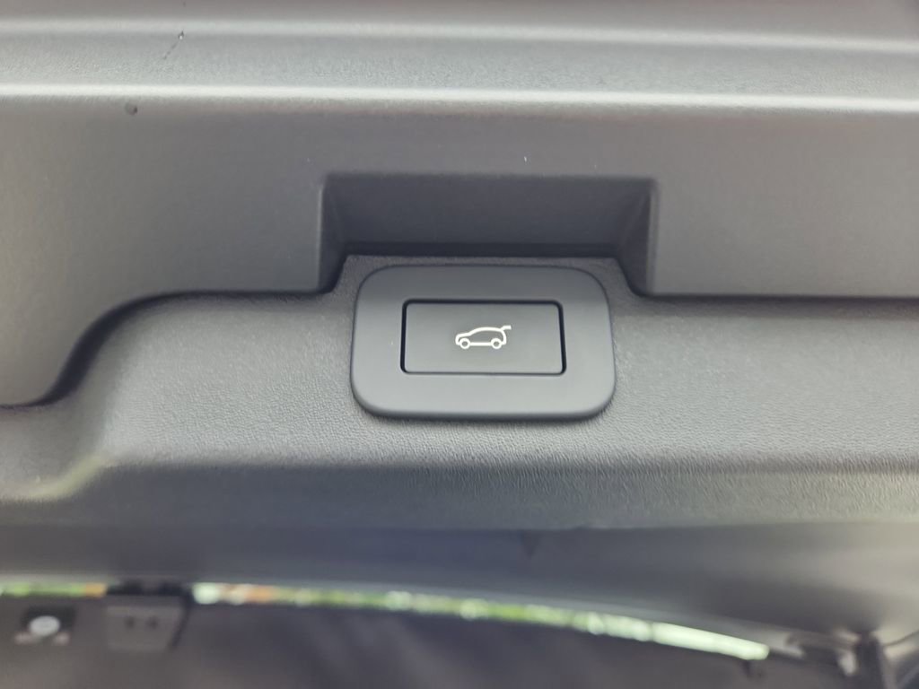 Used 2025 Land Rover Discovery S image 14