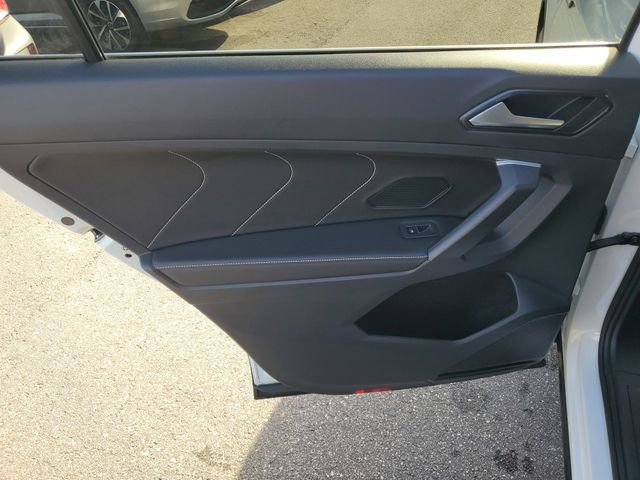 Certified 2024 Volkswagen Tiguan SE w/ Panoramic Sunroof Package image 9