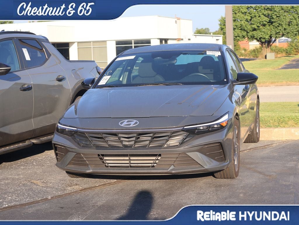 Used 2025 Hyundai Elantra Sport FWD image 8
