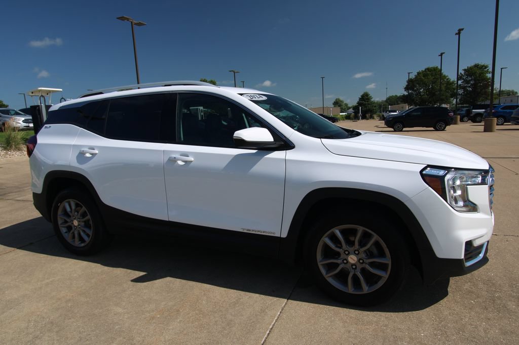 Used 2024 GMC Terrain SLT AWD/4WD image 3