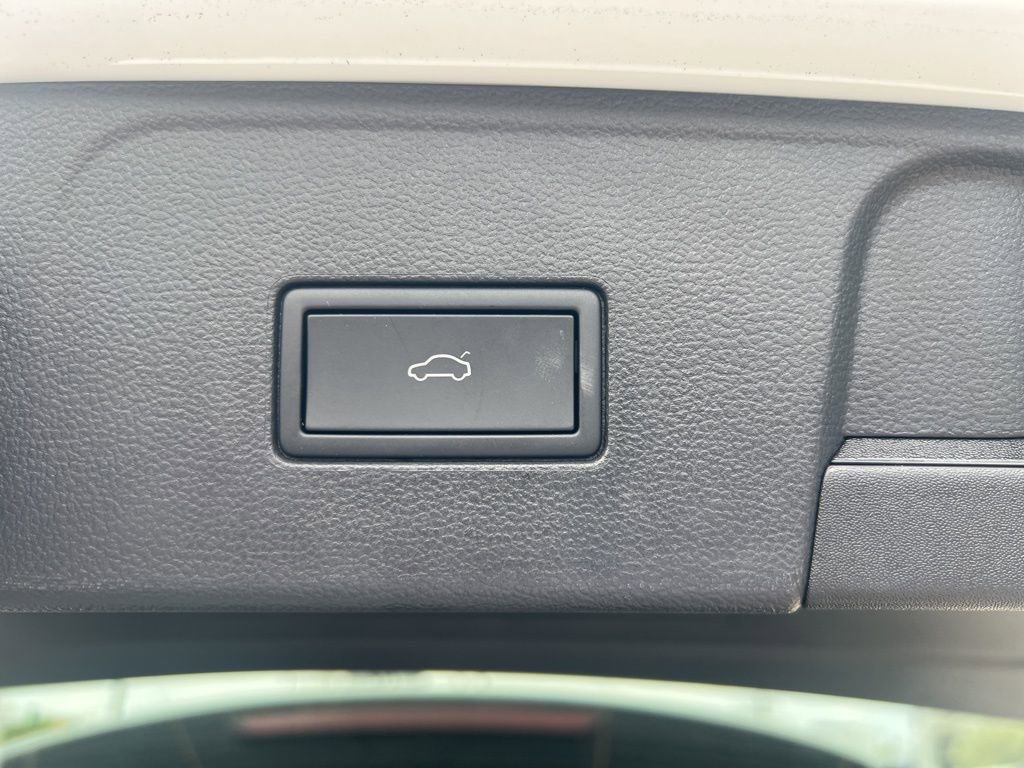 Used 2025 Volkswagen Atlas Peak Edition SE image 23