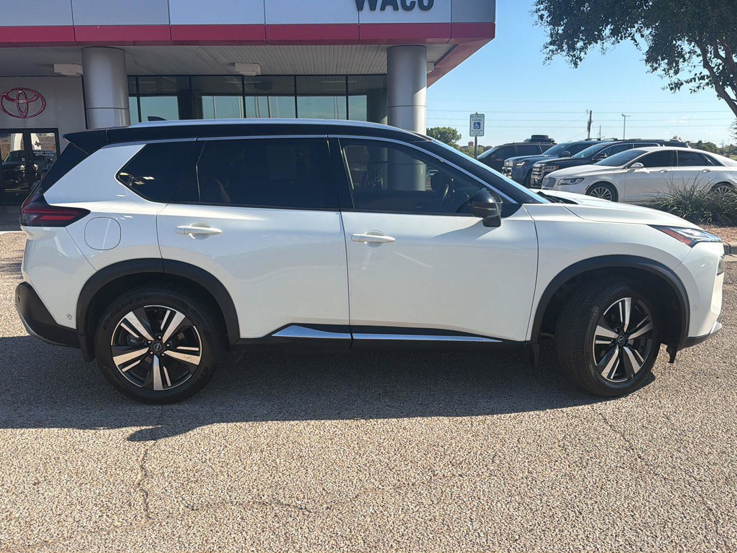 Used 2022 Nissan Rogue Platinum w/ Head-Up Display Package FWD image 2