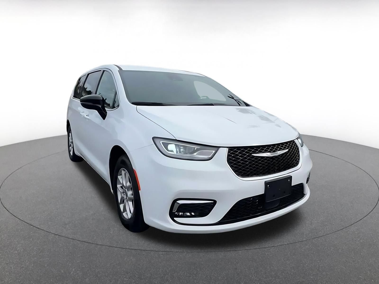 Used 2025 Chrysler Pacifica Select FWD image 3