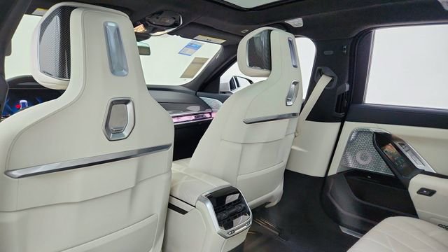 Used 2023 BMW i7 xDrive60 w/ Executive Package 2 image 31