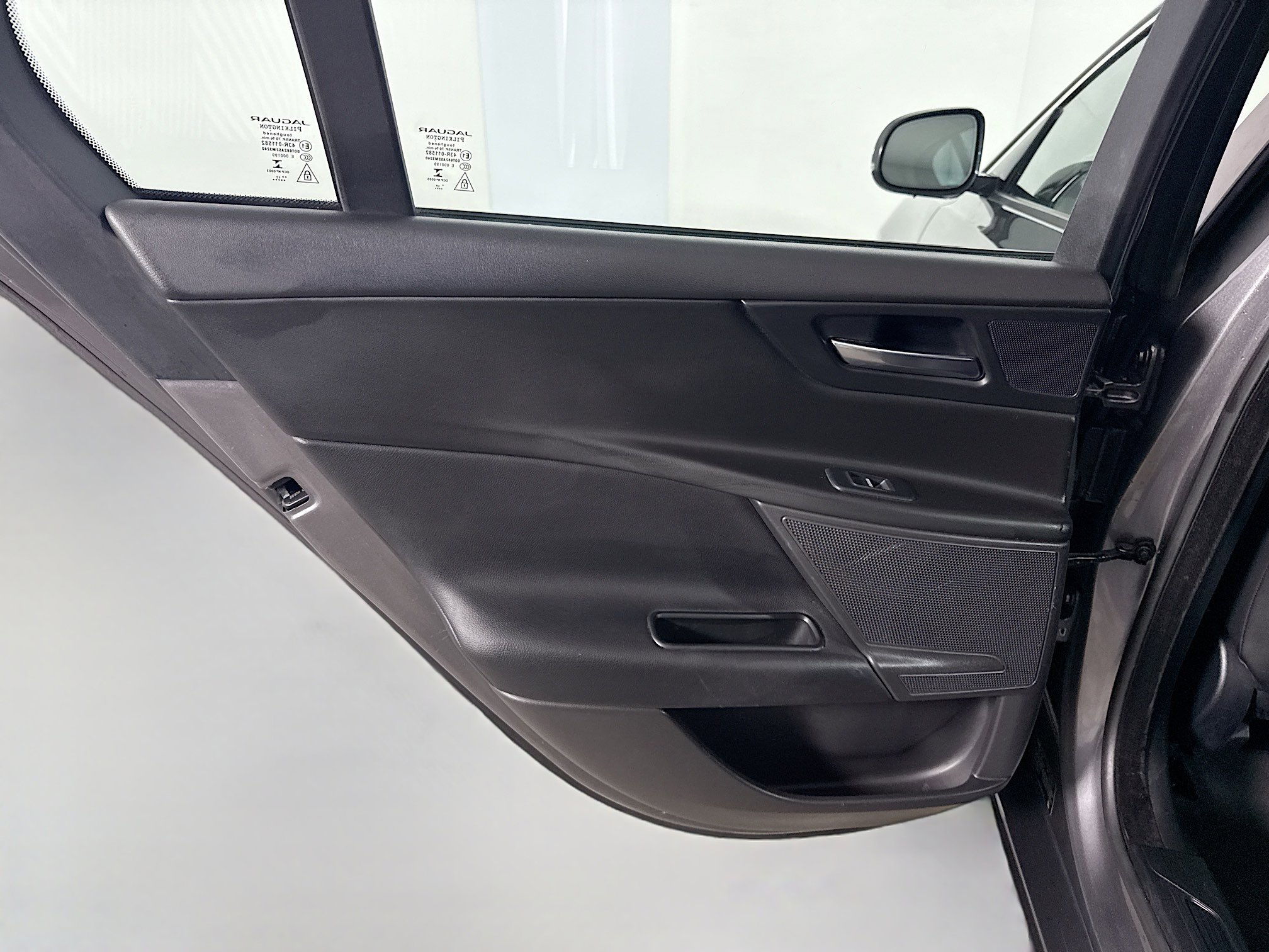 Used 2018 Jaguar XE Premium image 26