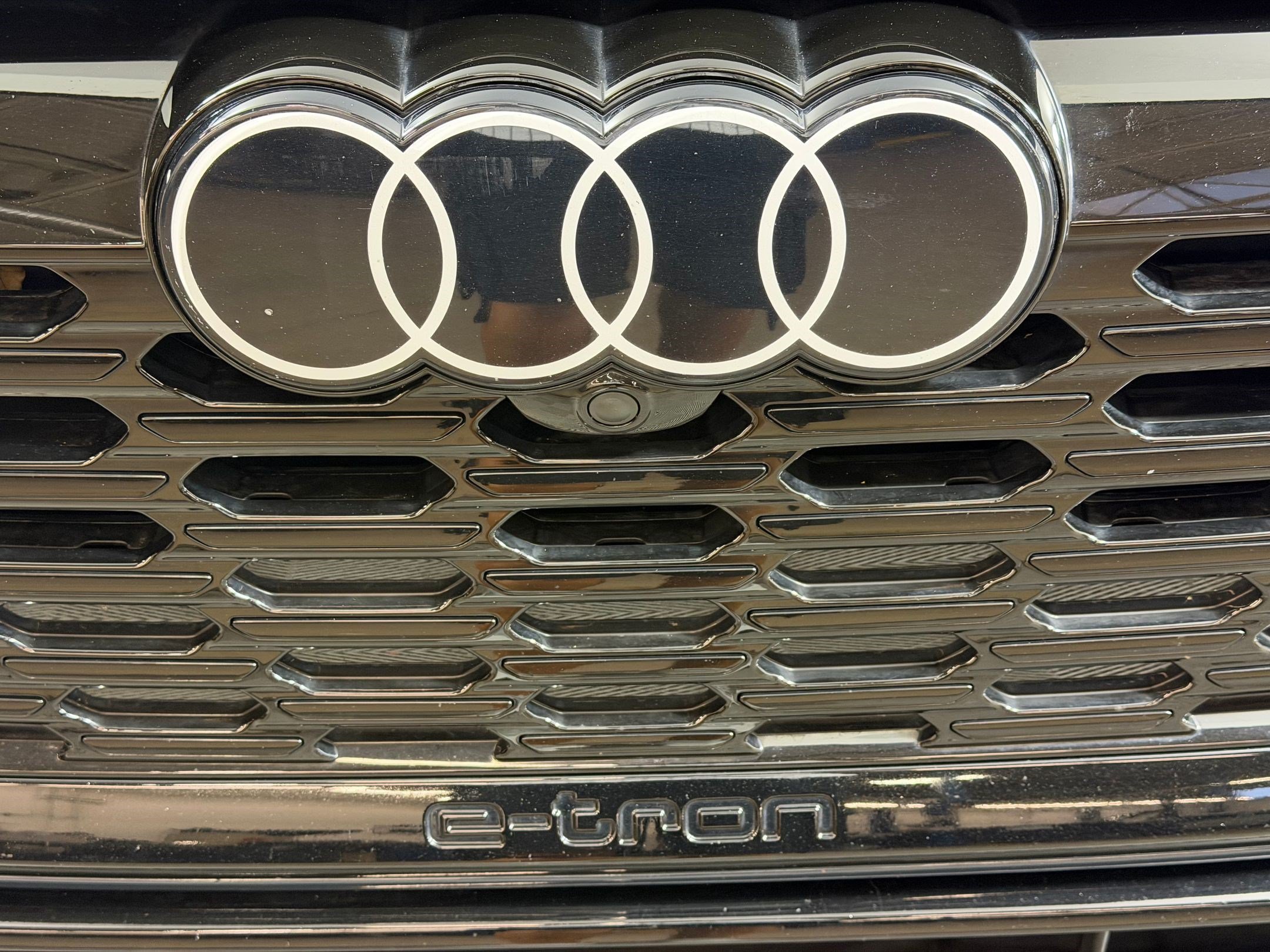 Used 2024 Audi Q8 e-tron Premium AWD/4WD image 25