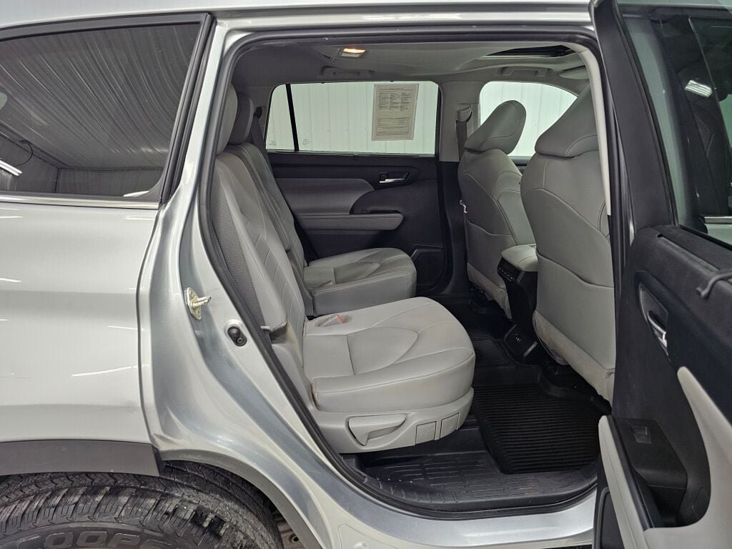 Used 2020 Toyota Highlander XLE AWD/4WD image 19