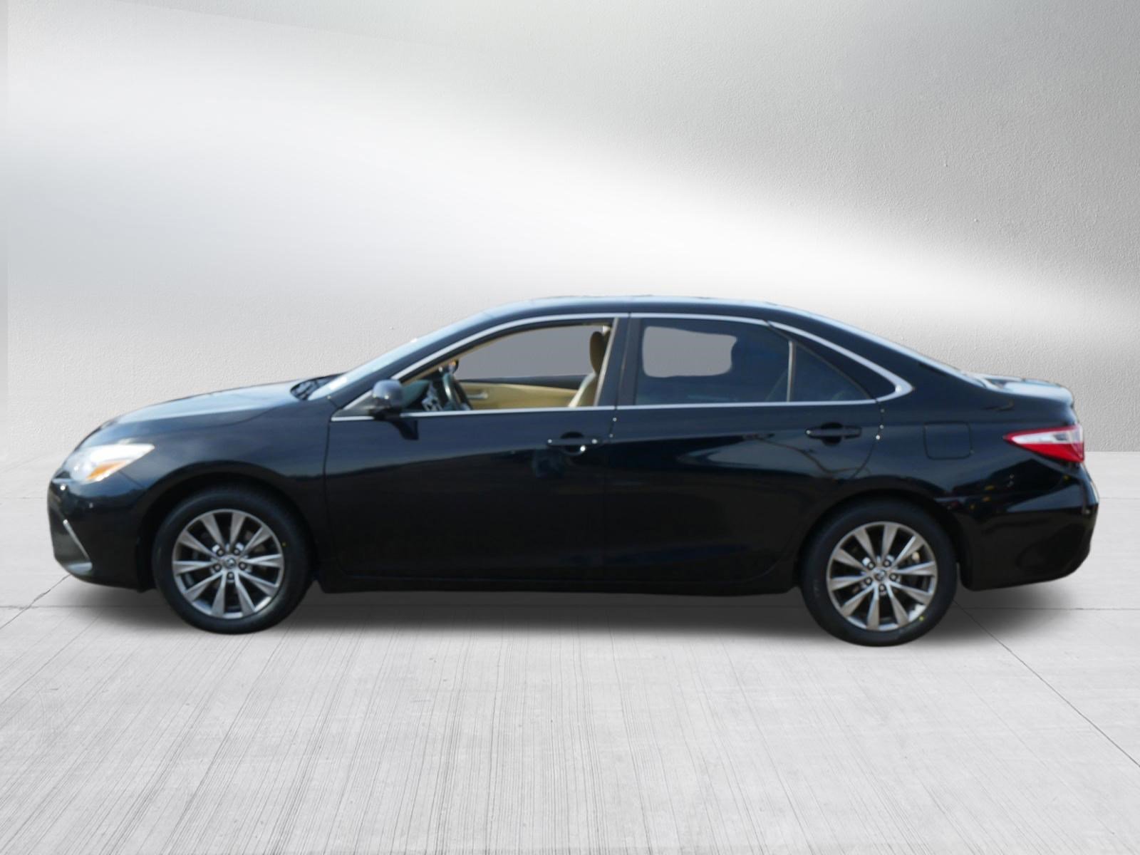 Used 2015 Toyota Camry XLE w/ Moonroof Package image 4