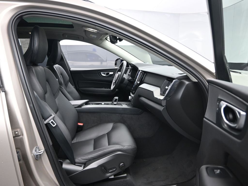 Used 2025 Volvo XC60 B5 Plus AWD/4WD image 26