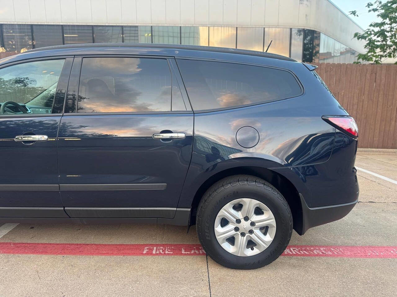 Used 2016 Chevrolet Traverse LS FWD image 4