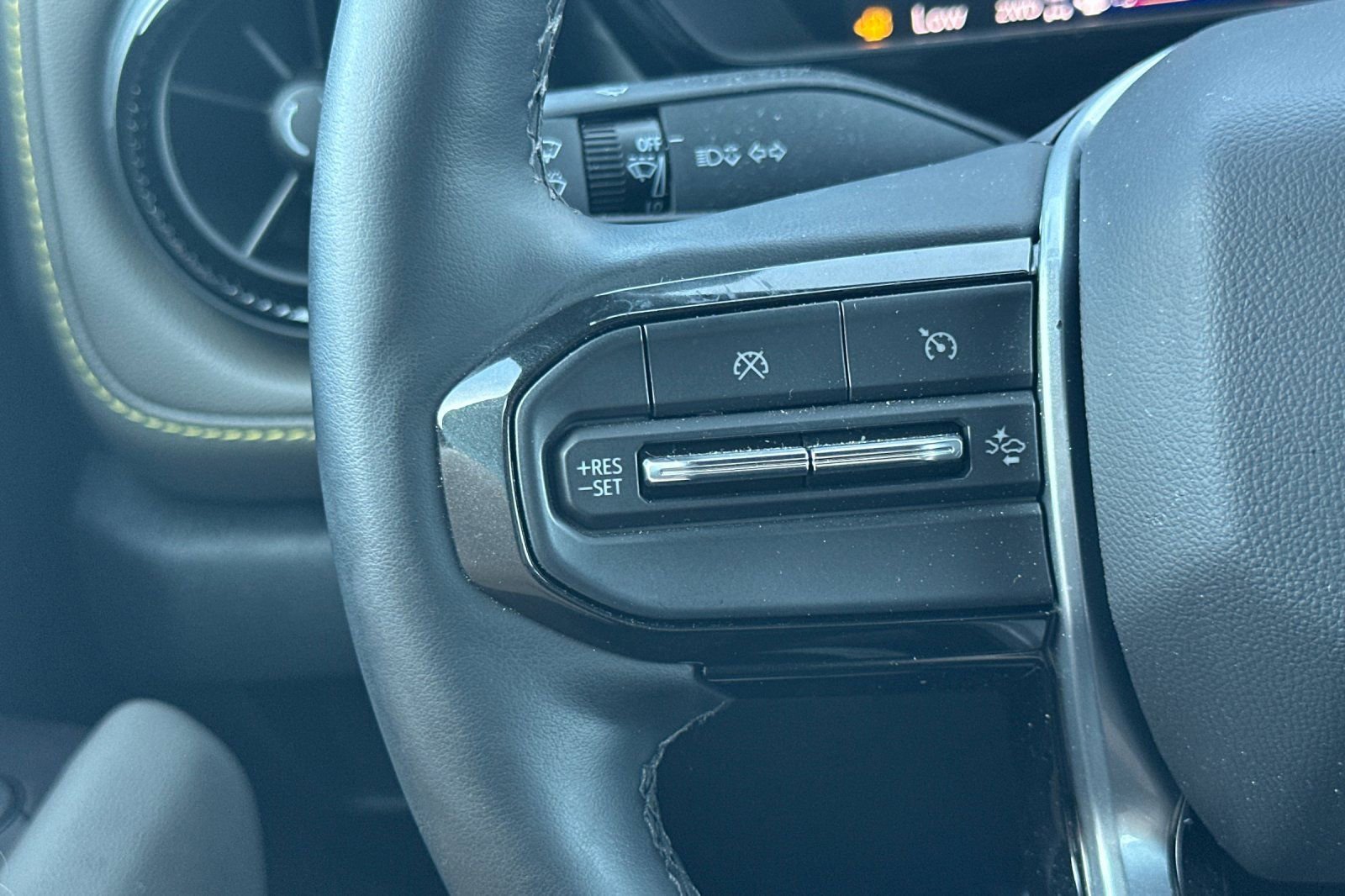 Used 2025 Chevrolet Colorado ZR2 w/ Midnight Edition AWD/4WD image 34