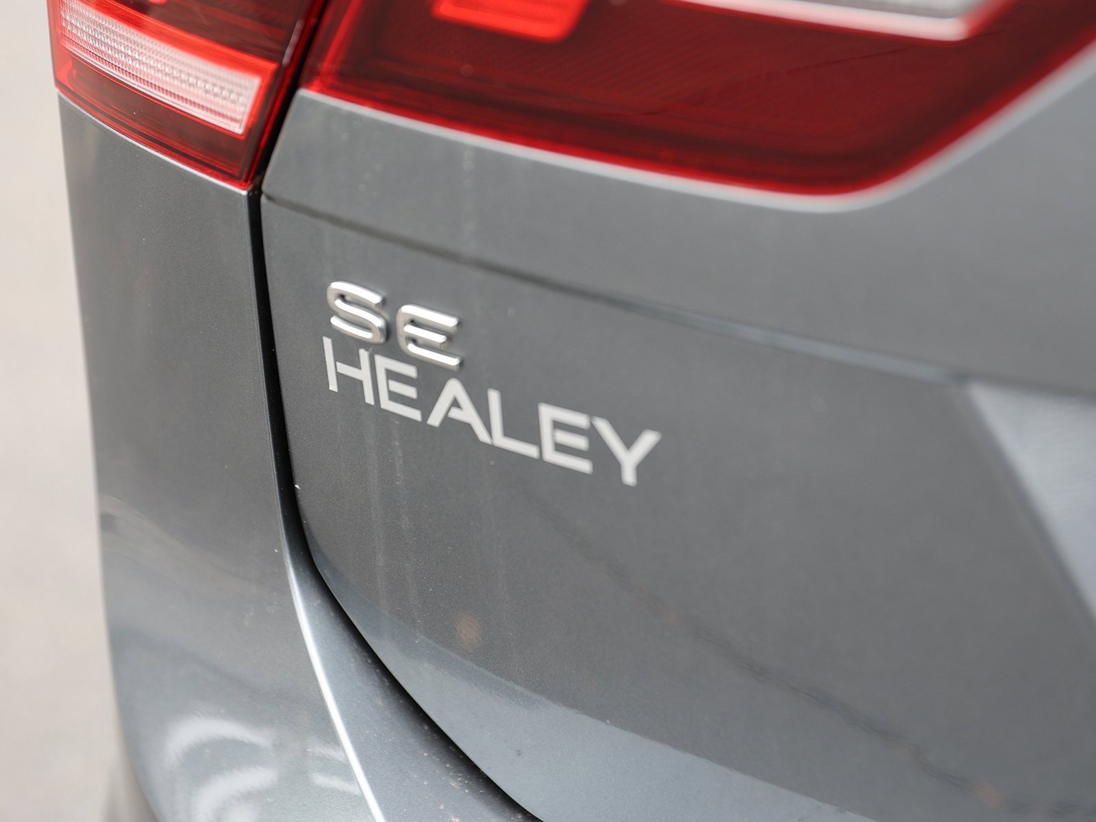 Used 2024 Volkswagen Tiguan SE R-Line image 9