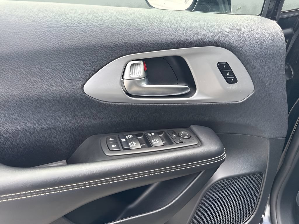 Used 2025 Chrysler Pacifica Limited FWD image 21