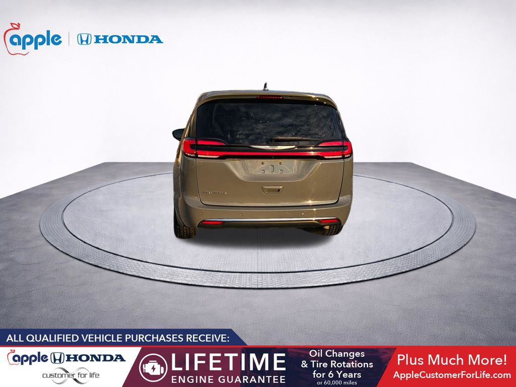 Used 2023 Chrysler Pacifica Touring-L image 9