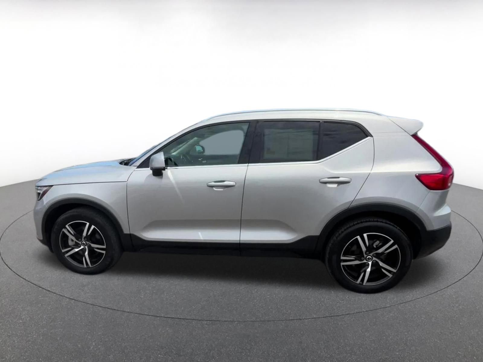 Used 2024 Volvo XC40 B5 Core AWD/4WD image 9