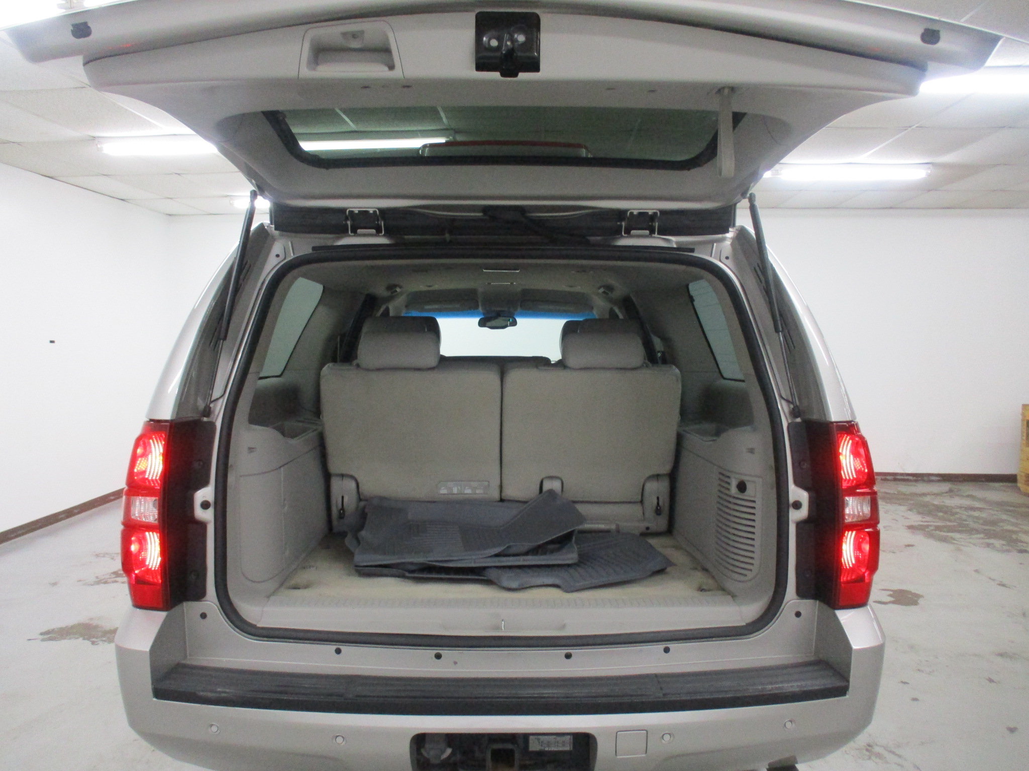 Used 2007 Chevrolet Suburban 2500 LT w/ LT Preferred Equipment Group AWD/4WD image 14