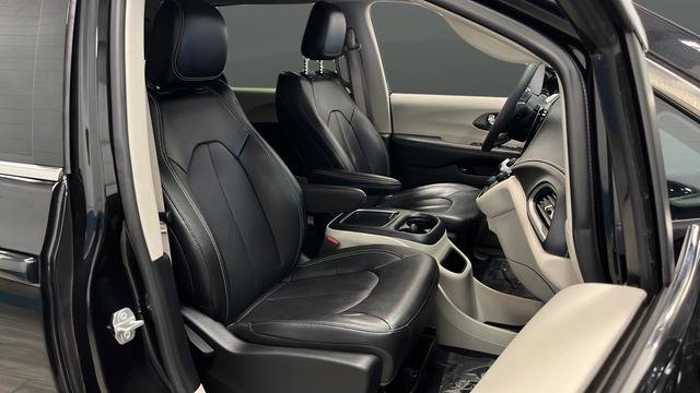 Used 2022 Chrysler Pacifica Touring-L FWD image 24