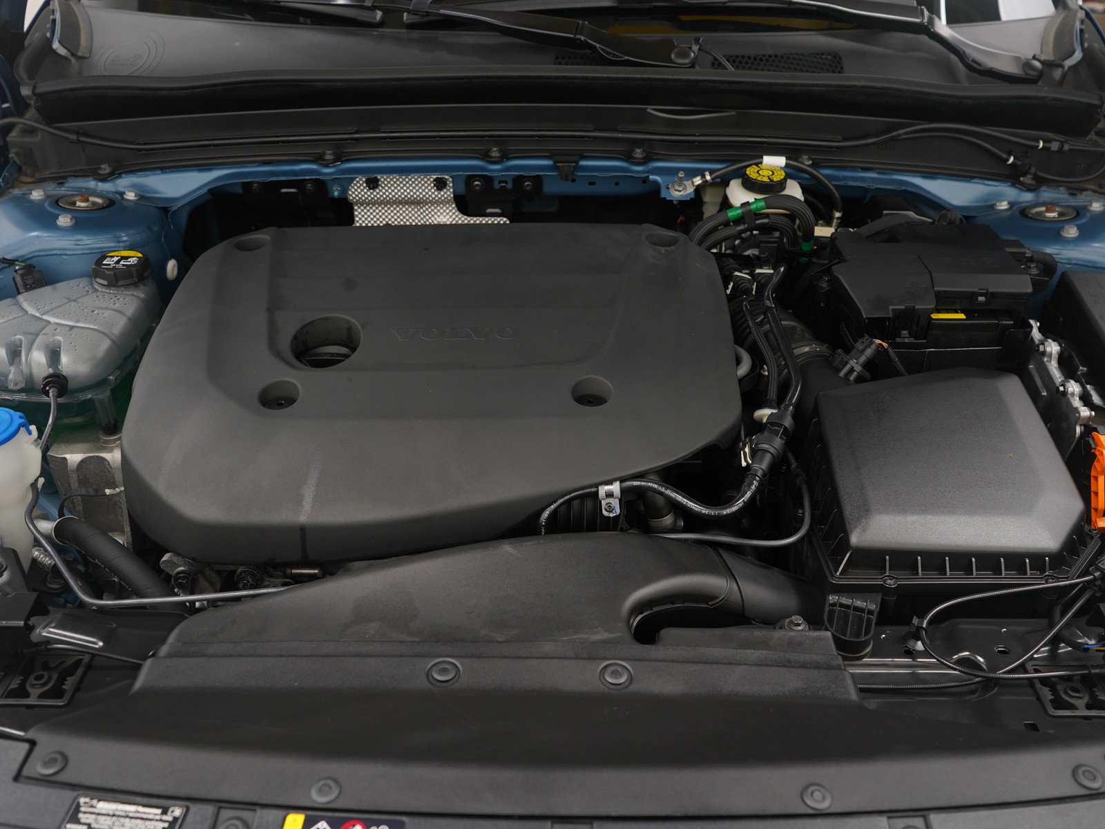 Used 2025 Volvo XC40 B5 Plus image 26