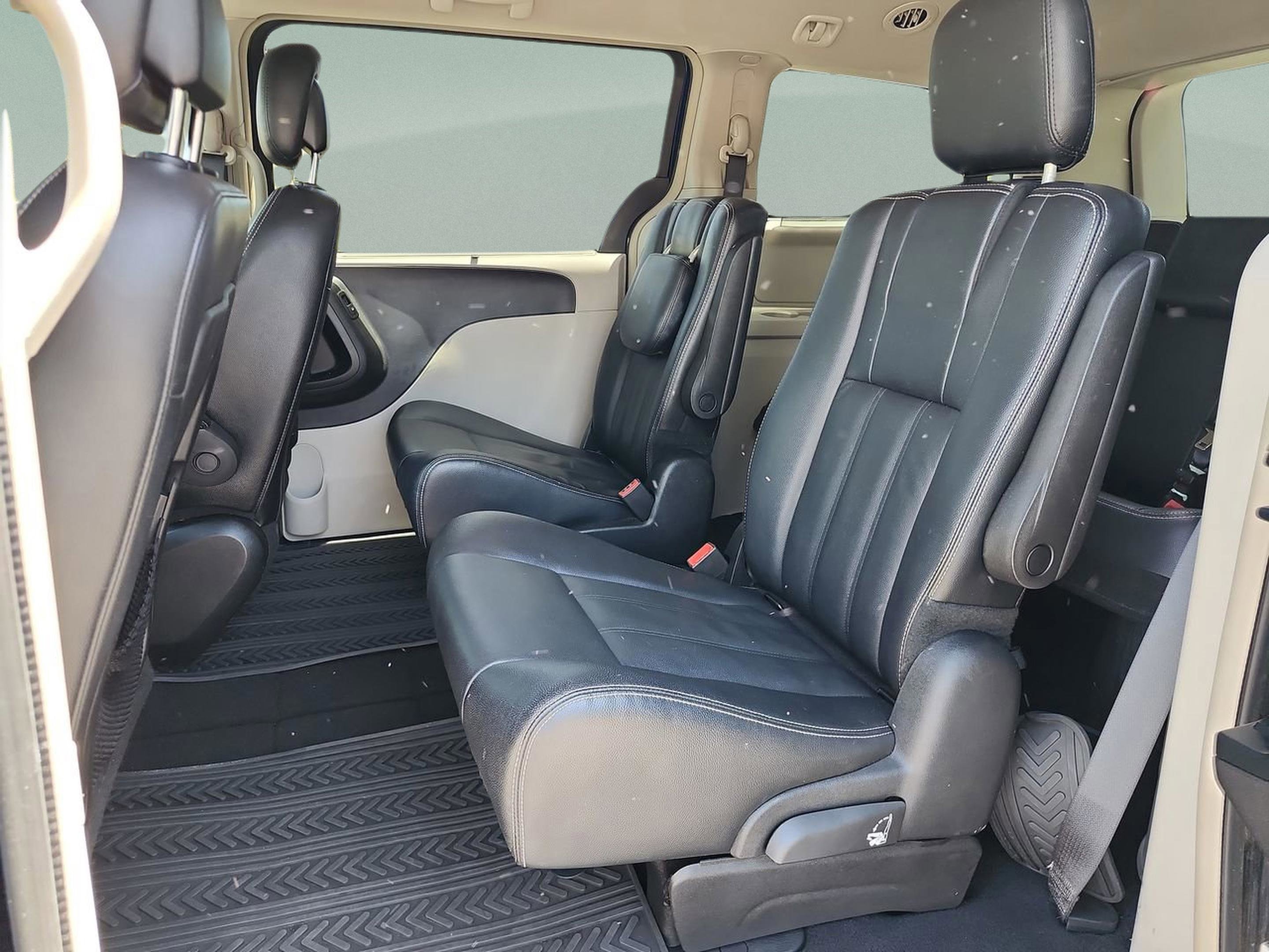 Used 2015 Chrysler Town & Country Touring w/ Driver Convenience Group FWD image 15
