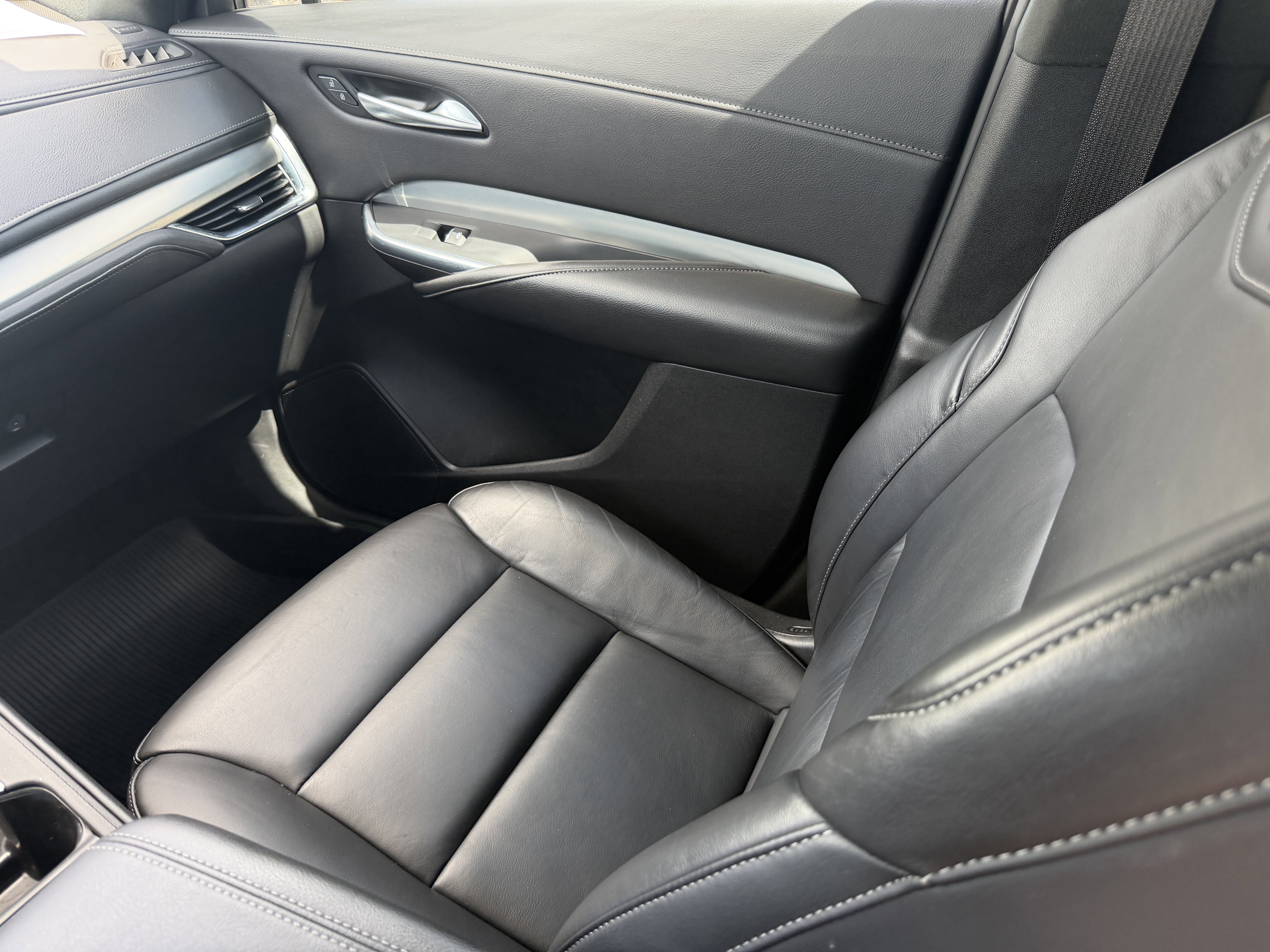 Certified 2023 Cadillac XT4 Premium Luxury w/ Enhanced Visibility Package FWD image 16