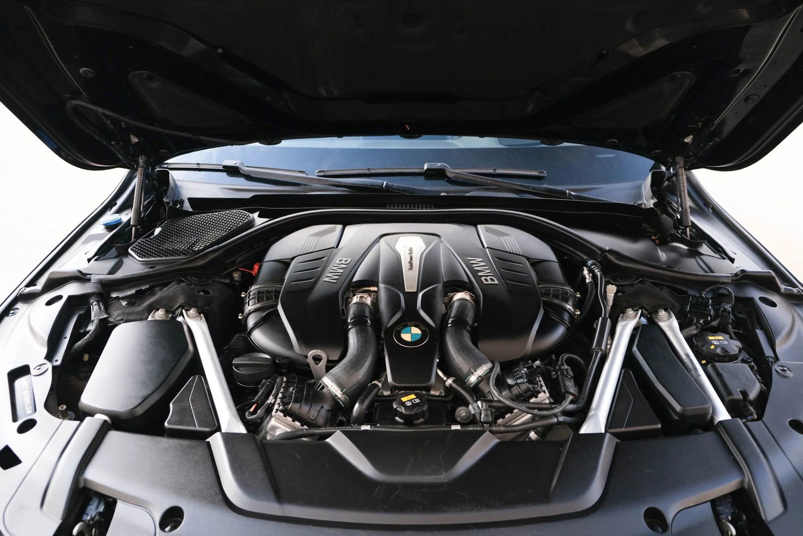 Used 2019 BMW 750i w/ M Sport Package image 15